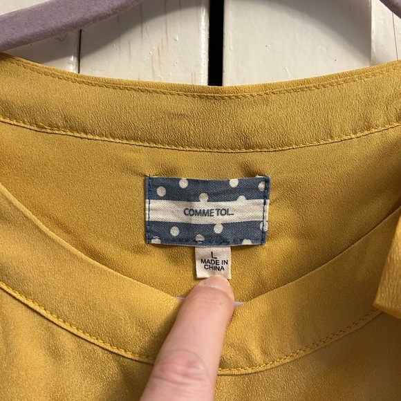 Gold blouse with tie and ruffles - Picture 5 of 5